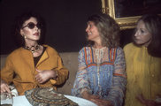 Sylvia Milesszal és Ethel Scull-lal egy New York-i kiállítás megnyitóján 1975-ben