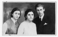 Radnóti Miklós nevelőanyjával és húgával, amikor meglátogatta őket Nagyváradon az 1920-as évek közepén 