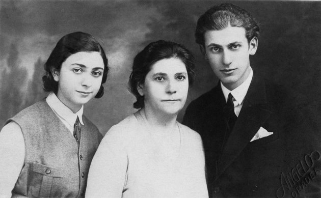 Radnóti Miklós nevelőanyjával és húgával, amikor meglátogatta őket Nagyváradon az 1920-as évek közepén 