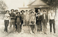Üveggyári munkásfiúk baseballcsapata, Indiana állam, 1908. (kép forrása: Wikimedia Commons)