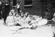 Árnyékba húzódó városi gyermekek az 1911-es keleti parti hőhullám idején (kép forrása: Wikimedia Commons)