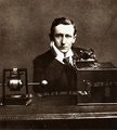 Guglielmo Marconi a drótnélküli távíró egy korai példányával (kép forrása: Wikimedia Commons)