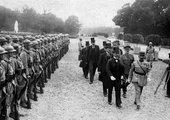 A magyar küldöttség érkezése 1920. június 6-án a Trianon-kastélyba, Benárd Ágost elől cilinderben, mögötte Drasche-Lázár Alfréd látható