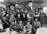 Hitler a párt és az SA tagjainak körében, 1930. december (kép forrása: Wikimedia Commons)