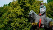 II. Lipót festékkel leöntött brüsszeli lovasszobra