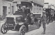 Önkéntes által rendőri kísérettel vezetett omnibusz az 1926-os általános sztrájk idején, a megállóban katonák őrködnek (kép forrása: Wikimedia Commons)