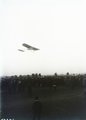 Blériot típusú gép repülés közben a fizető nézők egy csoportjával (Fortepan)