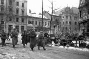 Szovjet katonák az Üllői út és a József körút kereszteződésében, háttérben az Iparművészeti Múzeummal, 1945. (kép forrása: Wikimedia Commons)