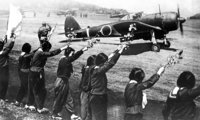 Iskoláslányok búcsúztatnak egy Okinavára induló kamikaze pilótát, 1945. április 12. (kép forrása: Wikimedia Commons)