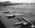 C-47 Skytrain gépekből rakodnak ki a Tempelhof repülőtéren
