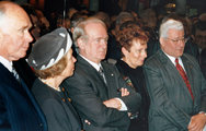Peter és Irene Ludwig (b) Johannes Rau észak-rajna-vesztfáliai miniszterelnökkel (k) és Norbert Burger kölni főpolgármesterrel, valamint feleségével, Annemarie-val az 1990-es években (Wikipedia / Jean Christopher Burger / CC BY-SA 4.0)