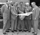 Walt Disney az épülő park terveit magyarázza 1954 decemberében