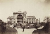 A Keleti pályaudvar homlokzati képe. A felvétel 1890 után készült <br /><i>Fortepan / Budapest Főváros Levéltára. Levéltári jelzet: HU.BFL.XV.19.d.1.08.034</i>