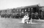 Biatorbágy (ekkor Torbágy), vasútállomás, tábori mise 1921. október 22 én, IV. Károly király és Zita királyné visszatérése során