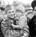 Frontra induló katona búcsúzik kislányától a Józsefvárosi pályaudvaron (1942)