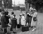 Indulásra váró gyerekek a Déli pályaudvaron (1943)