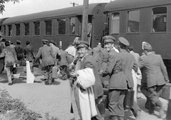 Vidám egyenruhások készülnek felszállni a vonatra (1951)