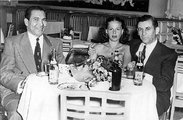 Fulgencio Batista (b) Meyer Lansky amerikai maffiózó és felesége, Thelma Lansky társaságában 1946 körül Havannában (kép forrása: Wikimedia Commons)