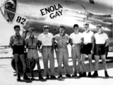 Az Enola Gay legénysége, középen Paul Tibbets