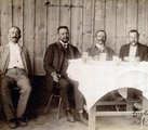 A ma Győrhöz tartozó Csanakfaluban söröző helyiek (1904)