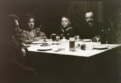 Vacsora közben is lecsúszik néhány (1909)