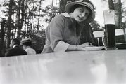 Leány söröskorsóval (1914)