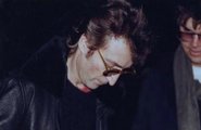 John Lennon dedikálja a Double Fantasy című albumot Chapmannek, hat órával a gyilkosság előtt (kép forrása: Wikimedia Commons)