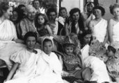 A grófné édesanyjának 70. születésnapját ünneplik történelmi jelmezekbe öltözött gyermeki és unokái 1947-ben
