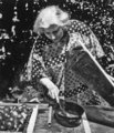 Stella Andrássy a naptűzhely működését mutatja be 1977-ben Washingtonban az American Folklife fesztiválon