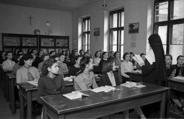 A meghagyott rendek egyike: tanítás a budapesti Patrona Hungariae Gimnáziumban (1955) (Fortepan / Hámori Gyula)
