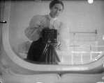 Egy fiatal hölgy Kodet kamerával az 1880-as években