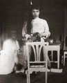 II. Miklós orosz cár legkisebb lánya, Anasztázia nagyhercegnő tükrös-székes fotója (1913)