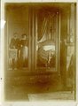 Ismeretlen házaspár készít magukról fotót a hálószoba szekrényének tükrében (1905)