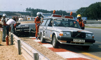 A Brabham-BMW csapat versenyautóját mentik a pálya széléről, 1986.