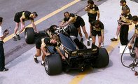 A Lotus-Renault csapat boxa előtt Johnny Dumfries ül versenyautójában, 1986.