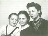 Szécsi Pál nővérével és édesanyjával