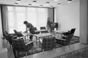 A bánki Tó Hotel egyik szobájának takarítása (1977) Forrás: Fortepan / Bauer Sándor)