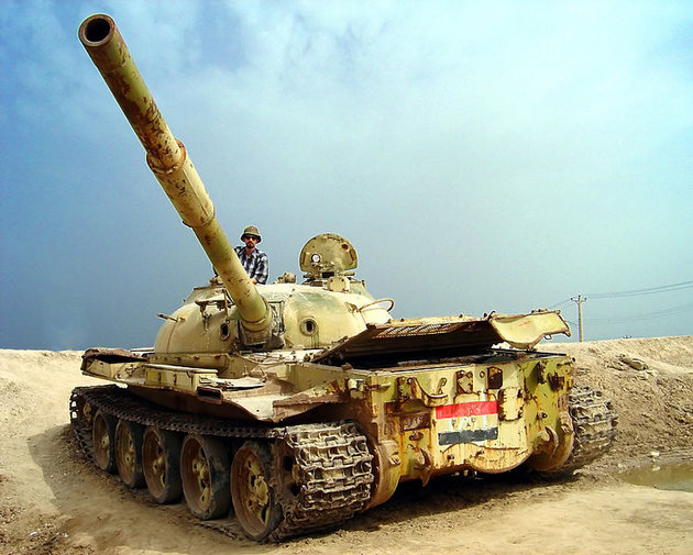 Turista egy, a háború idején iráni területen kilőtt iraki harckocsi (egy szovjet gyártású T–62) tornyában (Wikipedia / Hamed Saber/ CC BY 2.0)