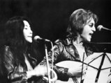 Yoko Ono és John Lennon együtt a színpadon, 1971. (kép forrása: Wikimedia Commons)