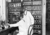 Munkavédelem a '30-as években: gázálarcos gyógyszerészek a Dr. Keleti és Murányi Vegyészeti Gyár Rt. újpesti laboratóriumában (1934)