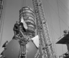 Magyar és szovjet lobogókkal díszítik a desztilláló oszlopot a Dunai Kőolajipari Vállalat százhalombattai építkezésén, ahol a második legnagyobb berendezés, a csehszlovák gyártmányú atmoszférikus desztilláló oszlop beemelésére készülnek (1964 márciusa)