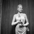 A színésznő 1955-ben a Vidéki lány című filmben nyújtott alakításáért kapta meg az Oscar-díjat. Bár utolsó filmje a Felső tízezer volt, ő élete végéig ebben a szerepében maradt.