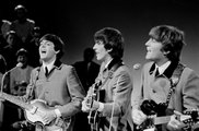 Paul McCartney, George Harrison és John Lennon a színpadon egy holland televíziós műsorban, 1964. (kép forrása: Wikimedia Commons)