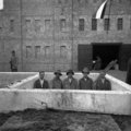 Szőlőtaposók sorakozója a betonkádban (1932) (Fortepan / Antal Dániel)