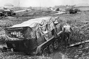 Sárba ragadt német féllánctalpas jármű a keleti fronton (kép forrása: Wikimedia Commons)