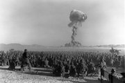 Gyakorlatozó katonák figyelnek egy tesztrobbantást a Nevadai Nukleáris Tesztövezetben, 1951. november 1.