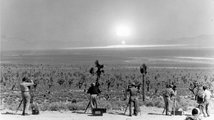 Operatőrök filmeznek egy robbanást a tesztövezetben, 1955. február 18.
