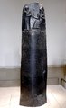 Hammurapi törvényoszlopa a párizsi Louvre-ban (kép forrása: Wikimedia Commons)