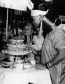 Az egyik padaung hölgyet a születésnapján egy tortával lepték meg az angliai Folkestone-ban