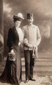 Ferenc Ferdinánd éveken át győzködte a császárt, hogy engedélyezze a rangon aluli házasságát Chotek Zsófiával, Ferenc József végül 1900-ban adta be a derekát